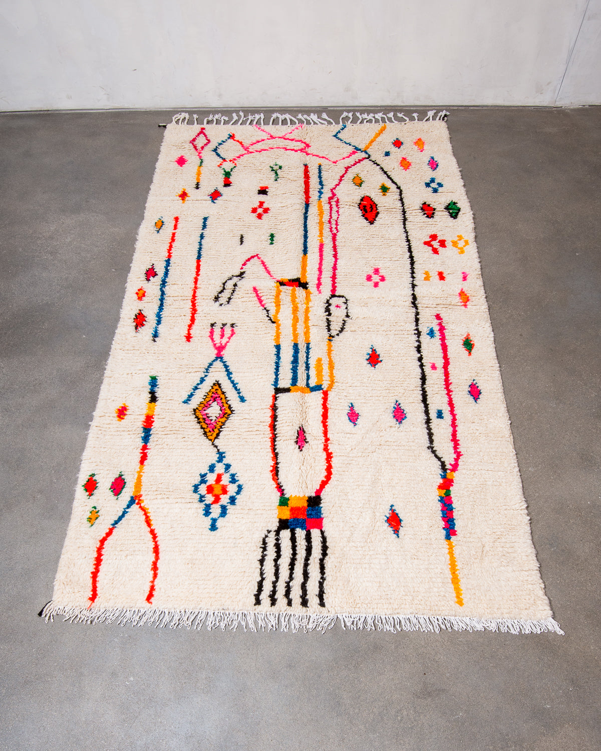 Modern designer handcrafted Berber rug from Morocco. Azilal rug with beautiful colours and patterns. Made of sheep’s wool and colourful cotton.